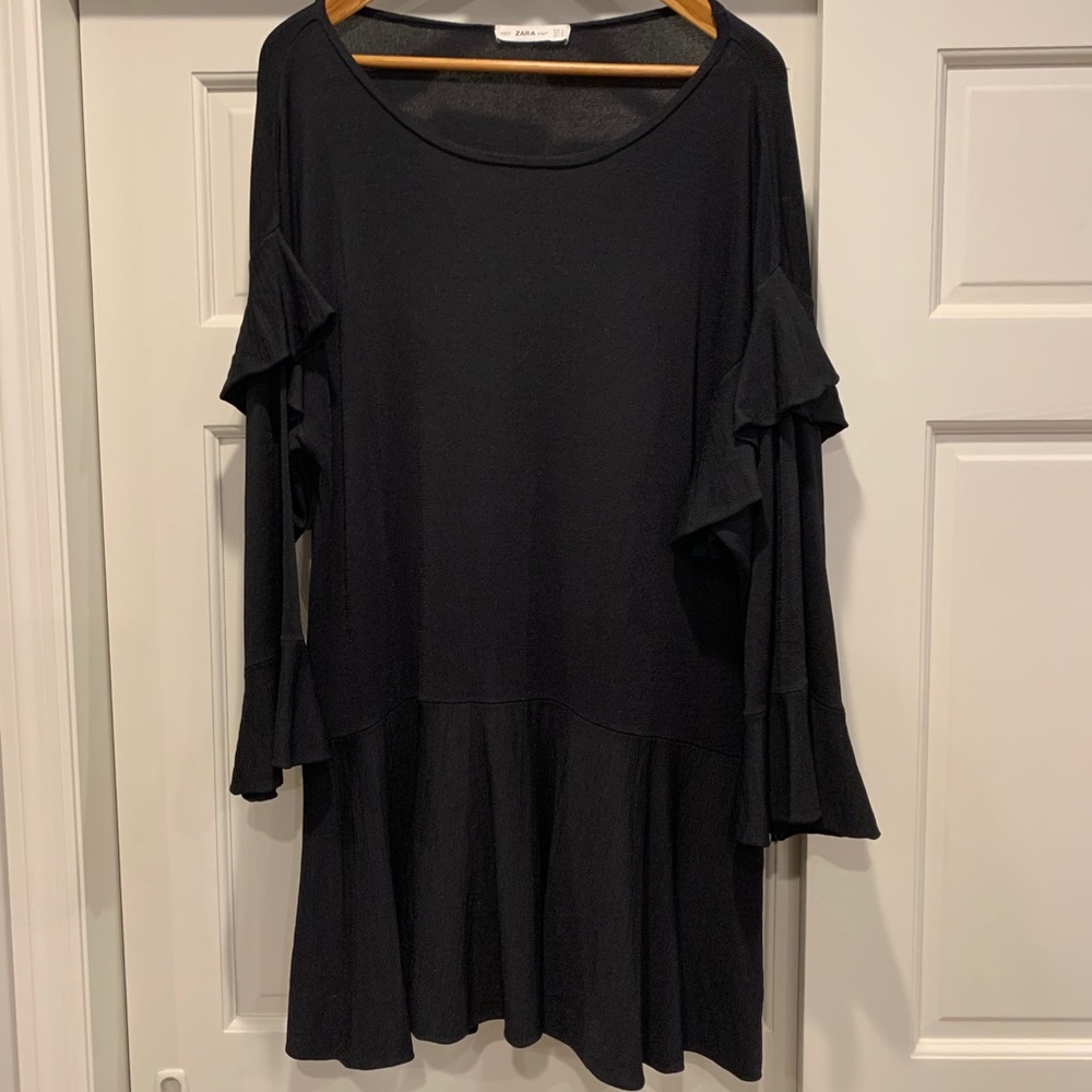 ZARA knit dress. Black w/ruffles. Size:L